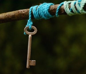 Nyckel hänger i ett snöre