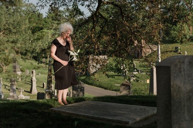 Kvinna gråter vid grav